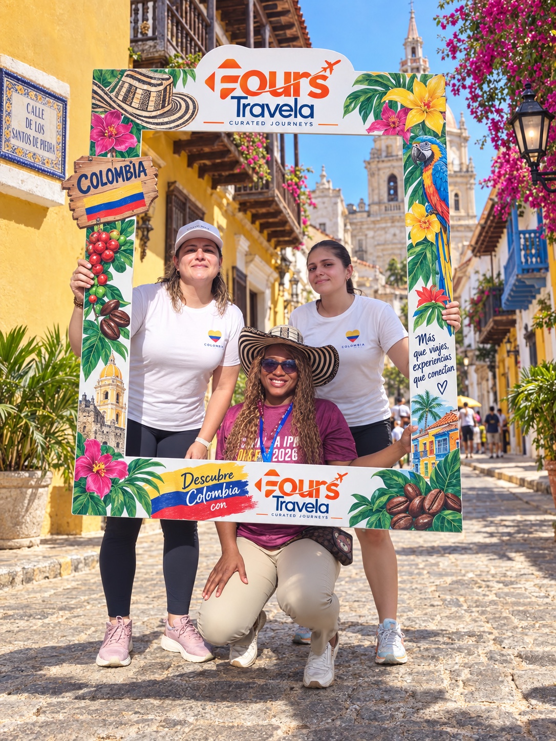 Tres participantes con el marco Fours Travela y escenario colombiano recreado